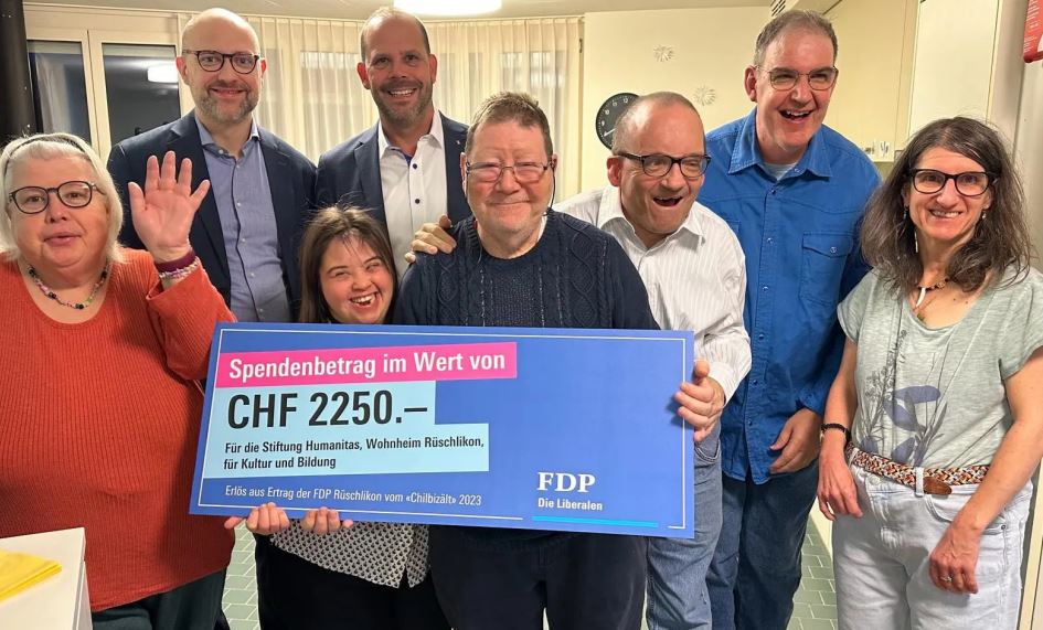 FDP Rüschlikon spendet grosszügig an Stiftung Humanitas nach erfolgreichem Chilbi-Stand